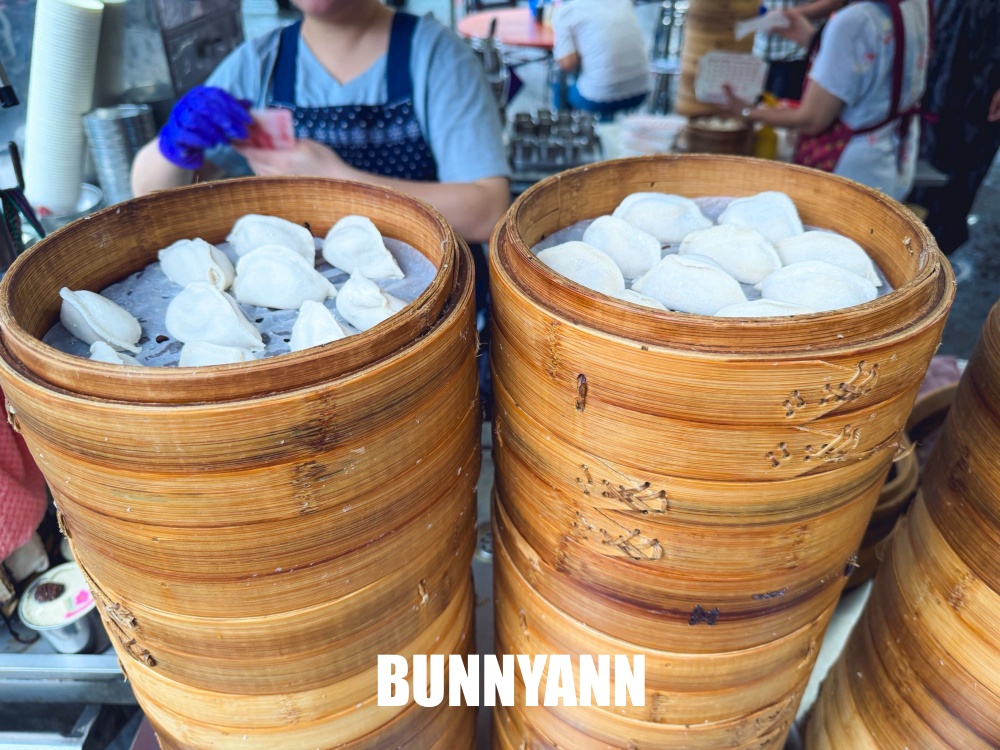 路旁的小吃攤，不要隨便跟著排，大夥好幾籠在買，60元蒸餃是招牌