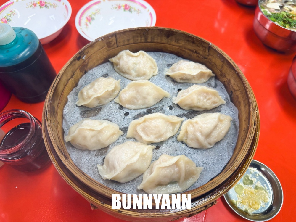 路旁的小吃攤，不要隨便跟著排，大夥好幾籠在買，60元蒸餃是招牌