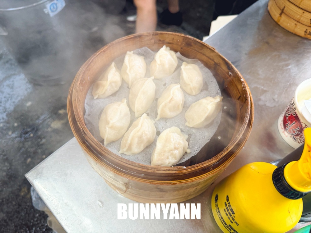 路旁的小吃攤，不要隨便跟著排，大夥好幾籠在買，60元蒸餃是招牌