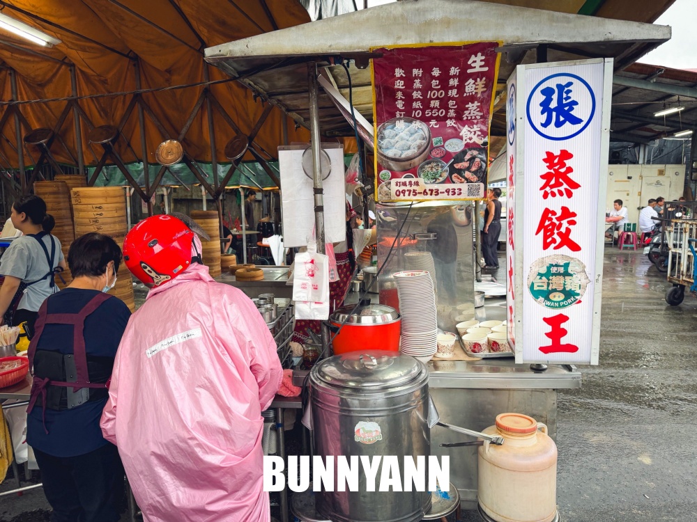 路旁的小吃攤，不要隨便跟著排，大夥好幾籠在買，60元蒸餃是招牌