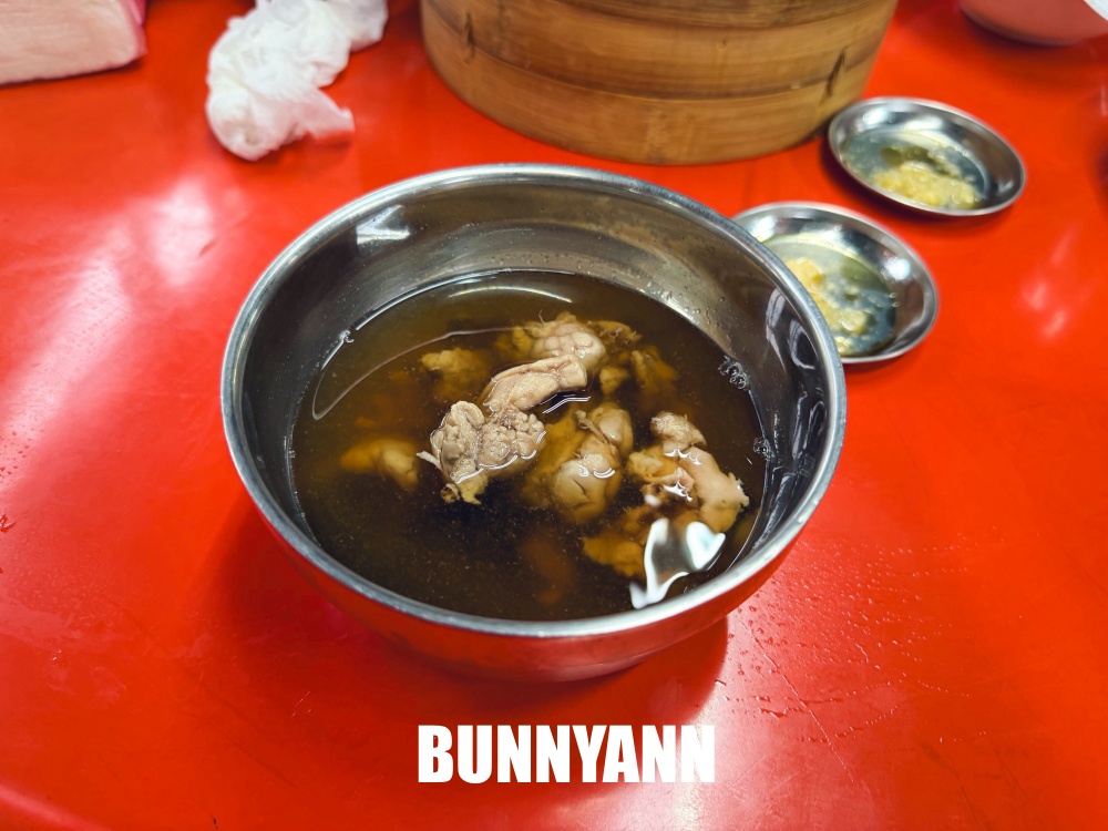路旁的小吃攤，不要隨便跟著排，大夥好幾籠在買，60元蒸餃是招牌