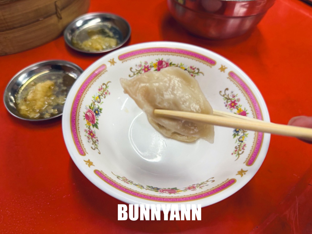路旁的小吃攤，不要隨便跟著排，大夥好幾籠在買，60元蒸餃是招牌