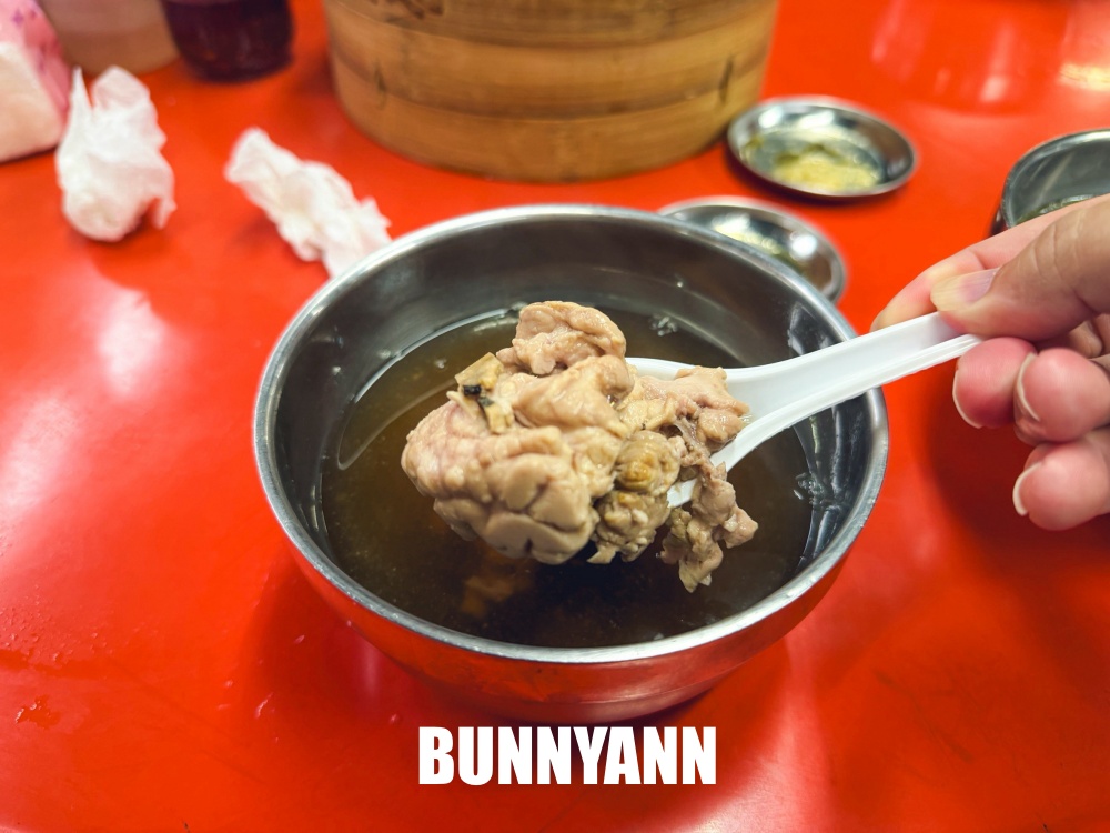 路旁的小吃攤，不要隨便跟著排，大夥好幾籠在買，60元蒸餃是招牌