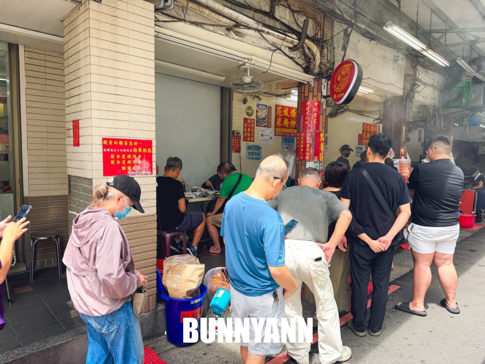 一些人罵這間花枝羹，但還是一直排隊等著買，說轉來轉還是這家好吃
