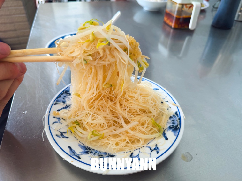 一些人罵這間花枝羹，但還是一直排隊等著買，說轉來轉還是這家好吃