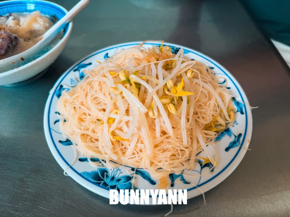 一些人罵這間花枝羹，但還是一直排隊等著買，說轉來轉還是這家好吃