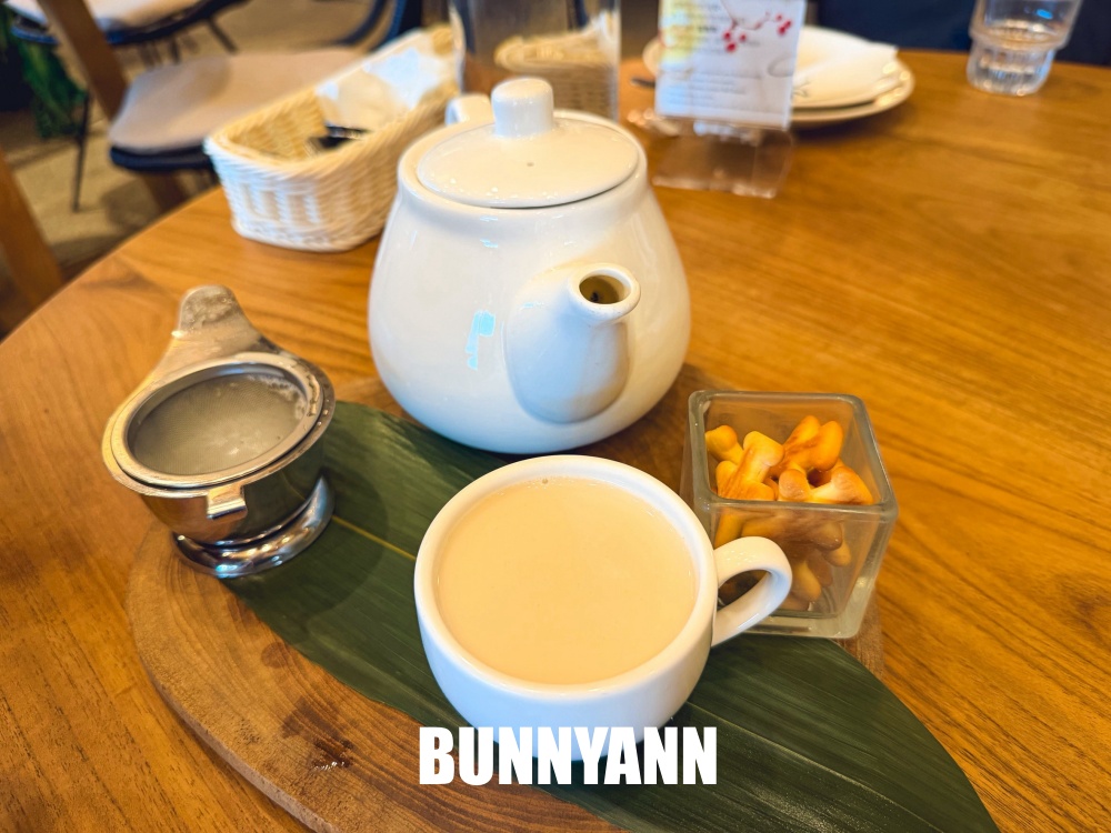 一半的人沒來過，是河畔景觀餐廳，入園費250元低消，微濃卡布奇諾是主打