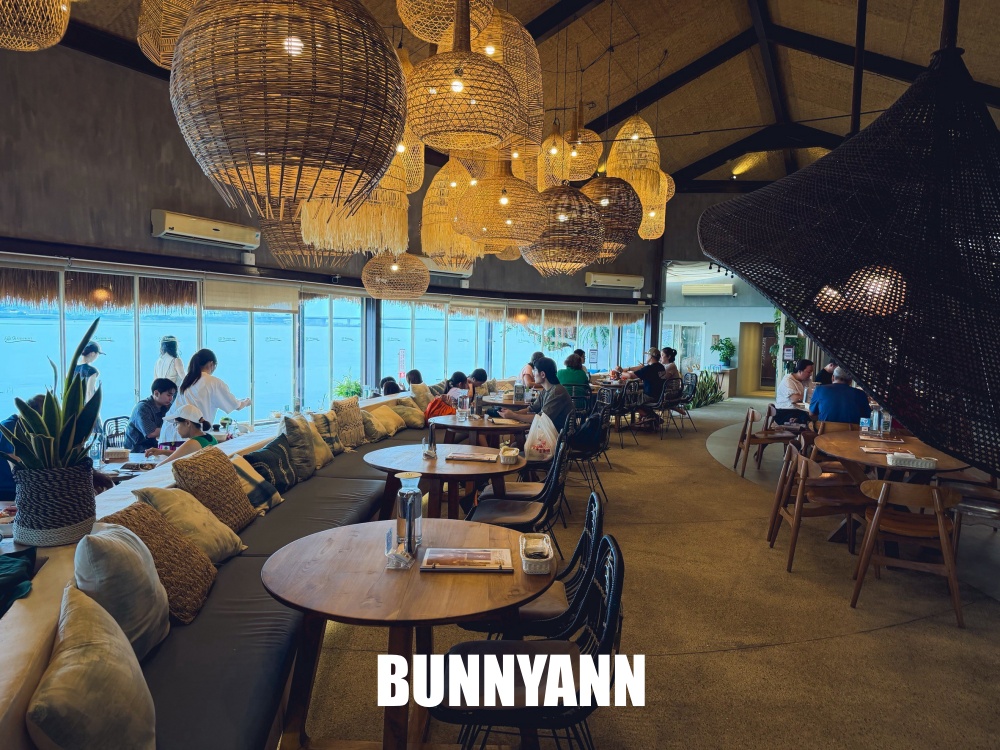 一半的人沒來過，是河畔景觀餐廳，入園費250元低消，微濃卡布奇諾是主打