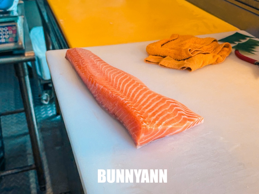 一半的人沒吃過，是生魚片店家，一大盒全鮭只要六百元，黑鮪魚也是招牌
