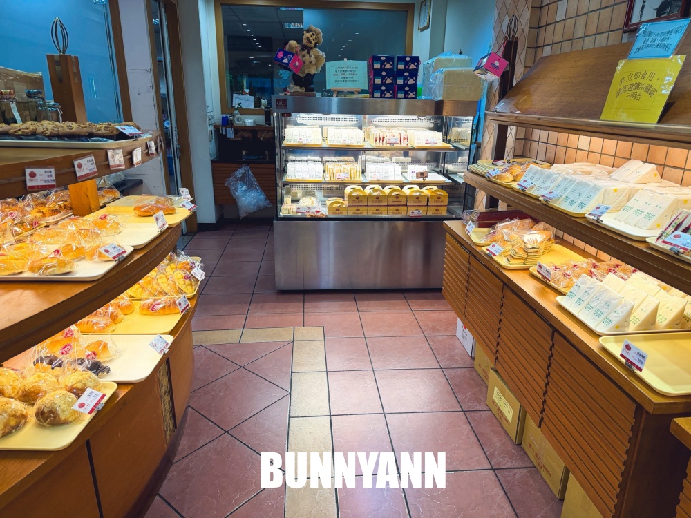 地點就在路邊，就是傳統麵包店家，三明治一個36元真便宜，蛋黃酥也是必吃