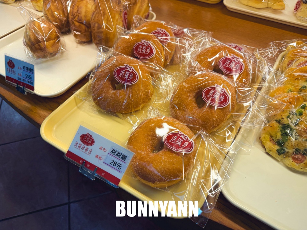 地點就在路邊，就是傳統麵包店家，三明治一個36元真便宜，蛋黃酥也是必吃