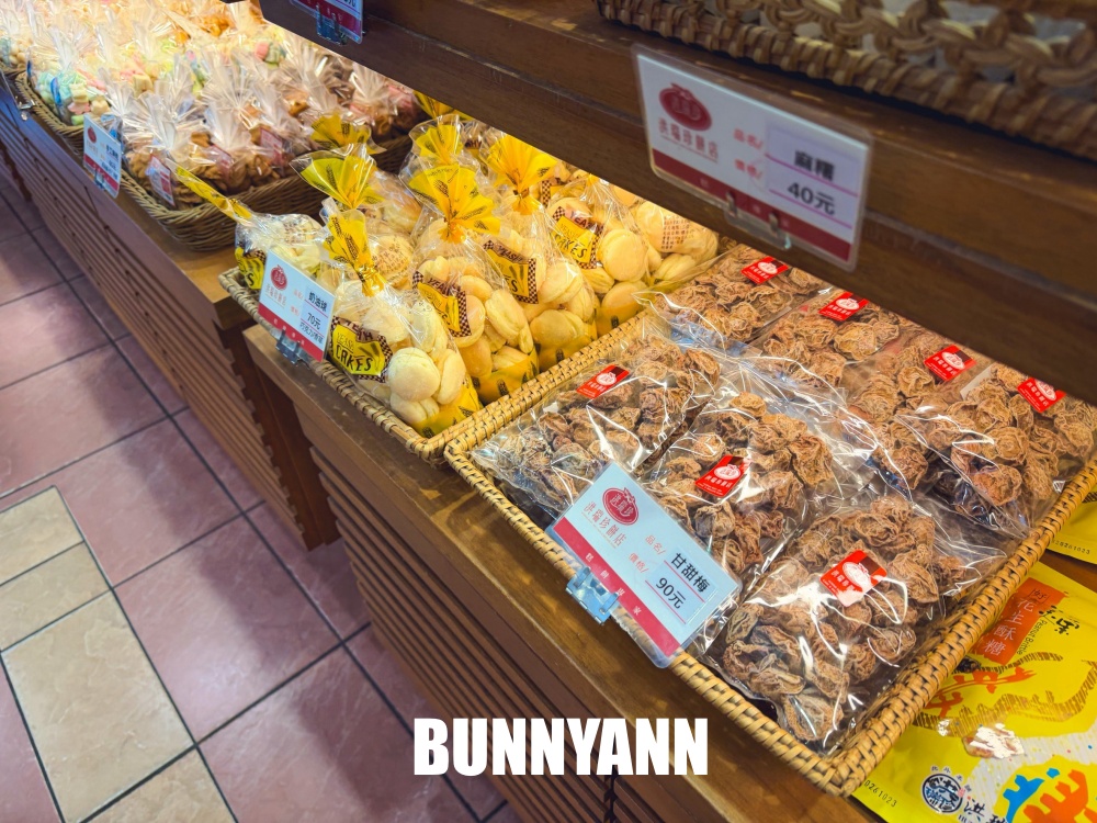 地點就在路邊，就是傳統麵包店家，三明治一個36元真便宜，蛋黃酥也是必吃