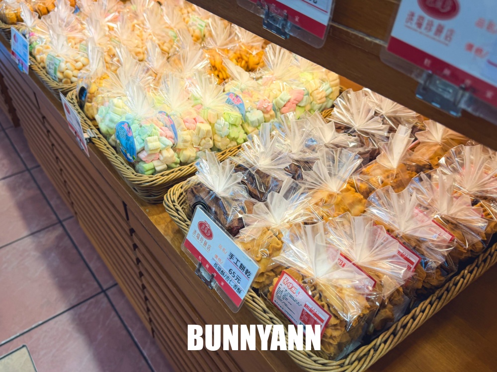 地點就在路邊，就是傳統麵包店家，三明治一個36元真便宜，蛋黃酥也是必吃
