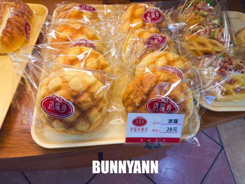 地點就在路邊，就是傳統麵包店家，三明治一個36元真便宜，蛋黃酥也是必吃