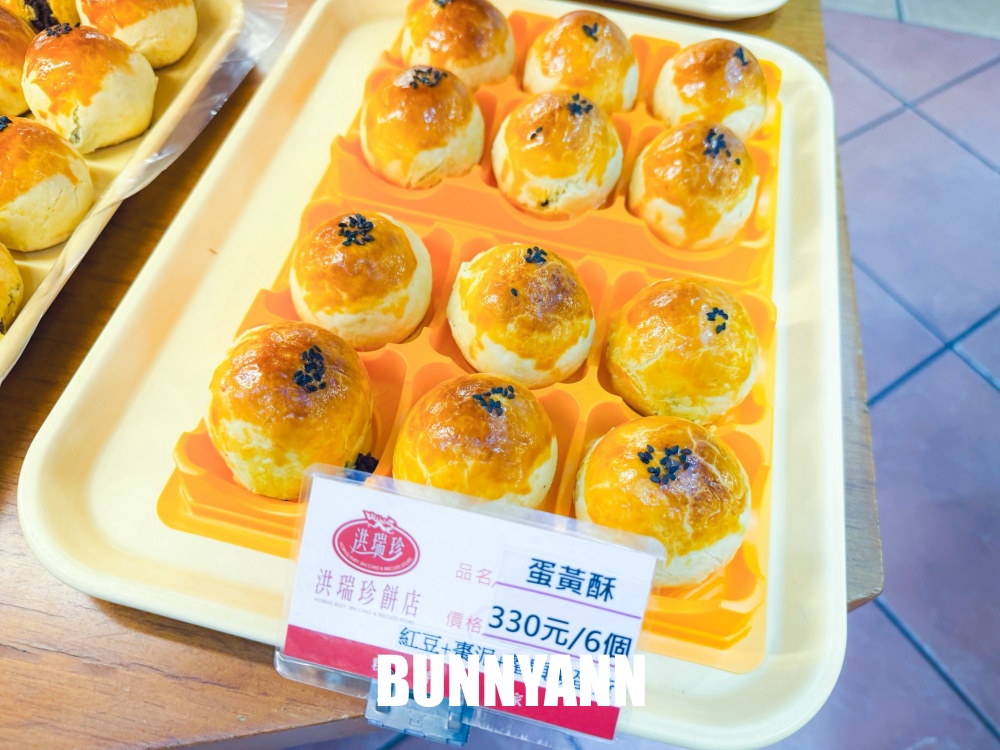 地點就在路邊，就是傳統麵包店家，三明治一個36元真便宜，蛋黃酥也是必吃