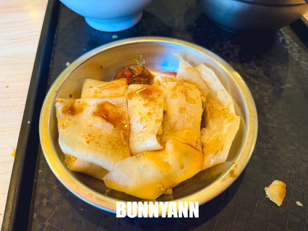 誰說這家不好，是中式早餐店家，位在二樓人多到滿出來，燒餅鹹豆漿是招牌