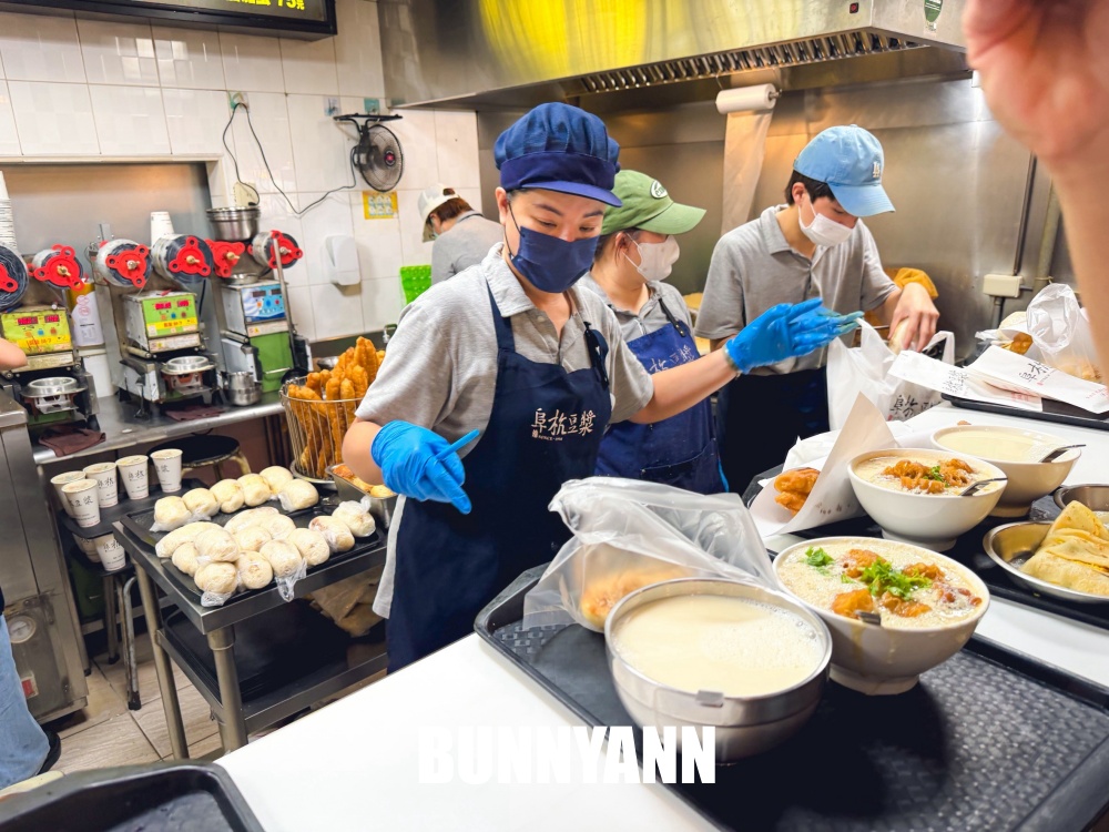 誰說這家不好，是中式早餐店家，位在二樓人多到滿出來，燒餅鹹豆漿是招牌