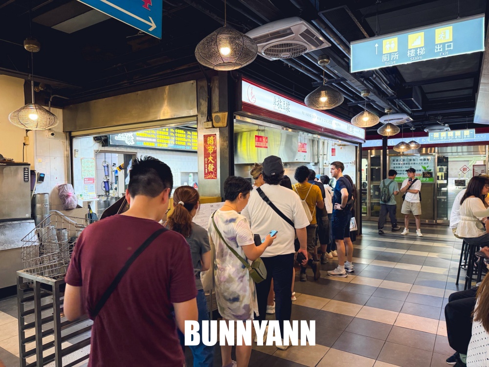 誰說這家不好,是中式早餐店家,位在二樓人多到滿出來,燒餅鹹豆漿是招牌 誰說這家不好,是中式早餐店家,位在二樓人多到滿出來,燒餅鹹豆漿是招牌