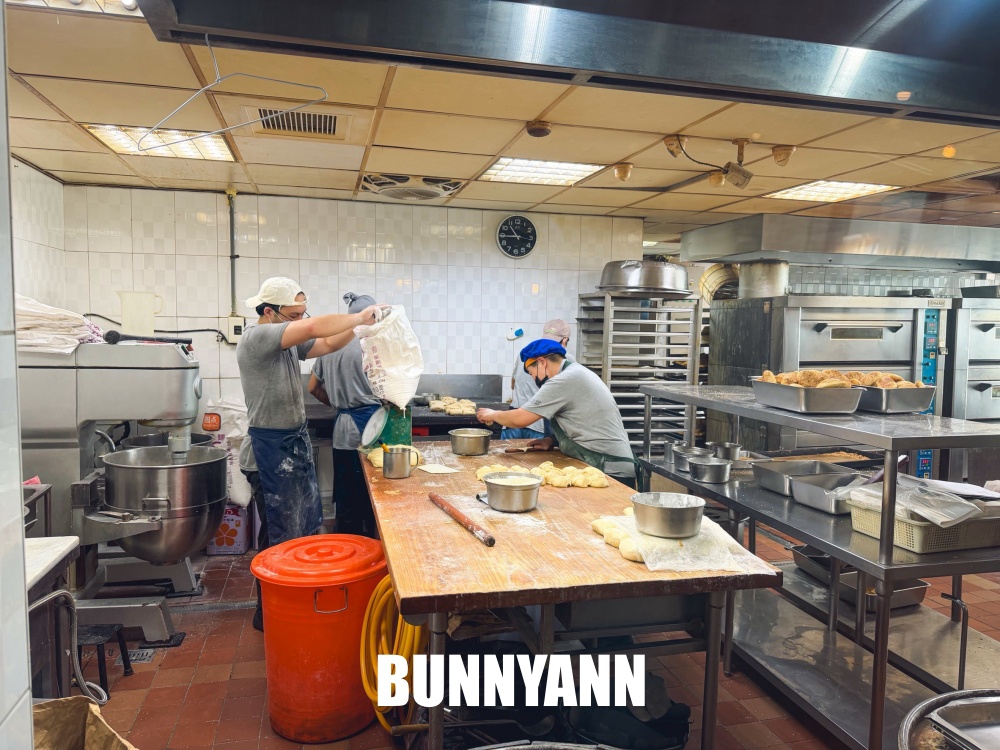 誰說這家不好,是中式早餐店家,位在二樓人多到滿出來,燒餅鹹豆漿是招牌 誰說這家不好,是中式早餐店家,位在二樓人多到滿出來,燒餅鹹豆漿是招牌