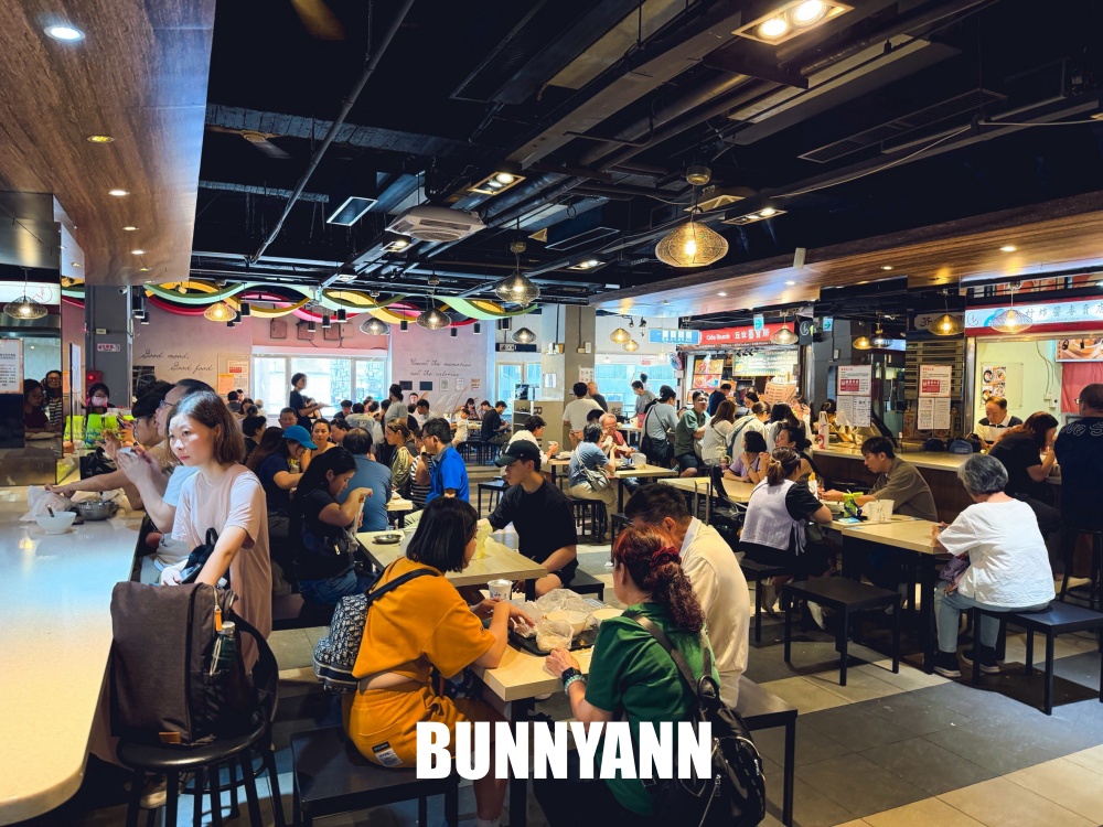 誰說這家不好,是中式早餐店家,位在二樓人多到滿出來,燒餅鹹豆漿是招牌 誰說這家不好,是中式早餐店家,位在二樓人多到滿出來,燒餅鹹豆漿是招牌