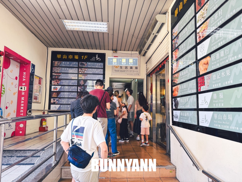 誰說這家不好，是中式早餐店家，位在二樓人多到滿出來，燒餅鹹豆漿是招牌