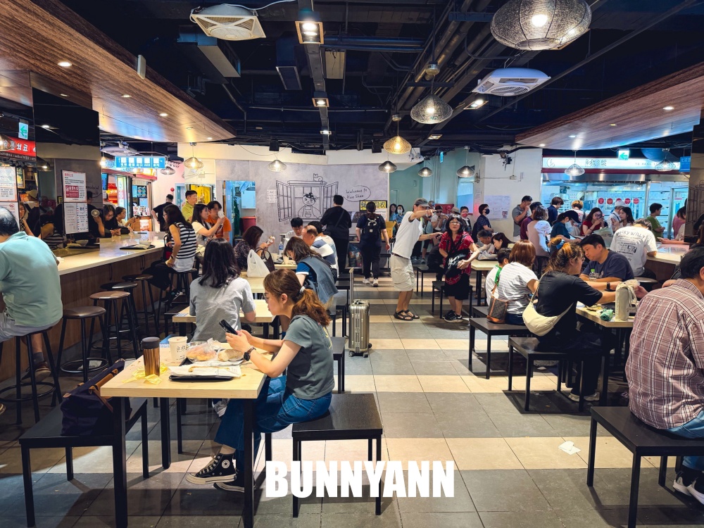 誰說這家不好，是中式早餐店家，位在二樓人多到滿出來，燒餅鹹豆漿是招牌