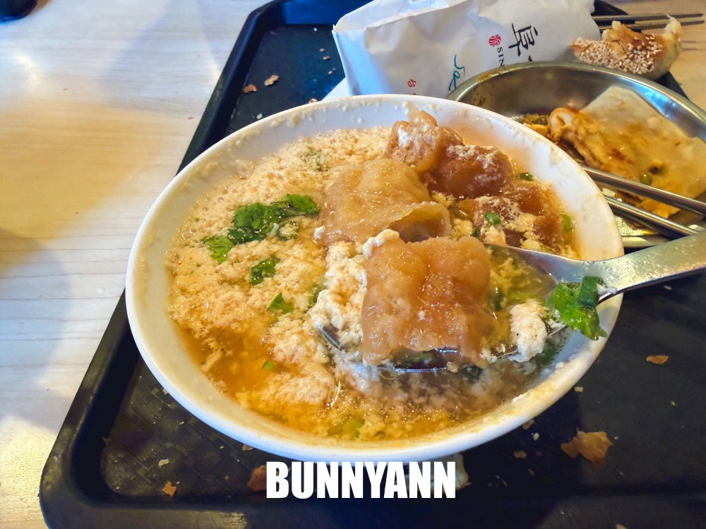 誰說這家不好，是中式早餐店家，位在二樓人多到滿出來，燒餅鹹豆漿是招牌