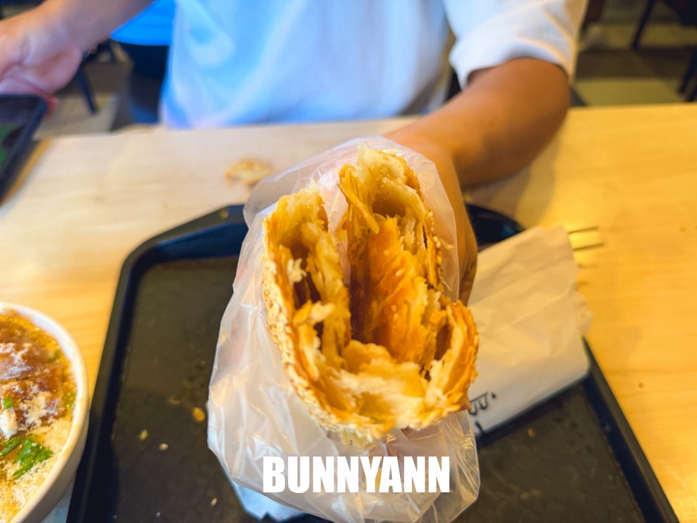 誰說這家不好，是中式早餐店家，位在二樓人多到滿出來，燒餅鹹豆漿是招牌
