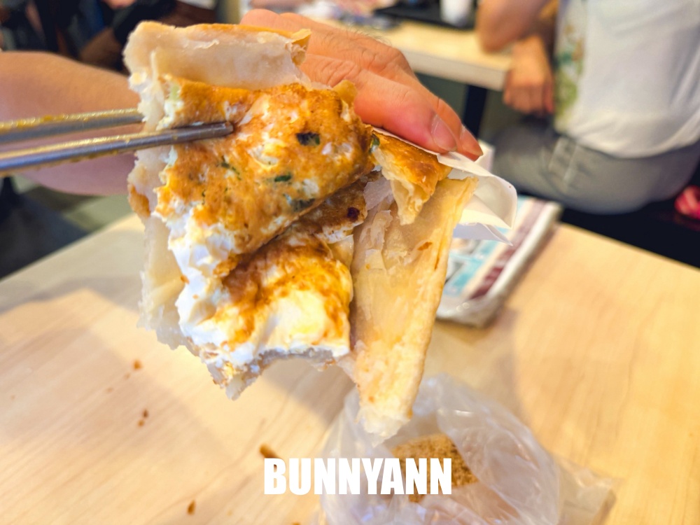 誰說這家不好，是中式早餐店家，位在二樓人多到滿出來，燒餅鹹豆漿是招牌