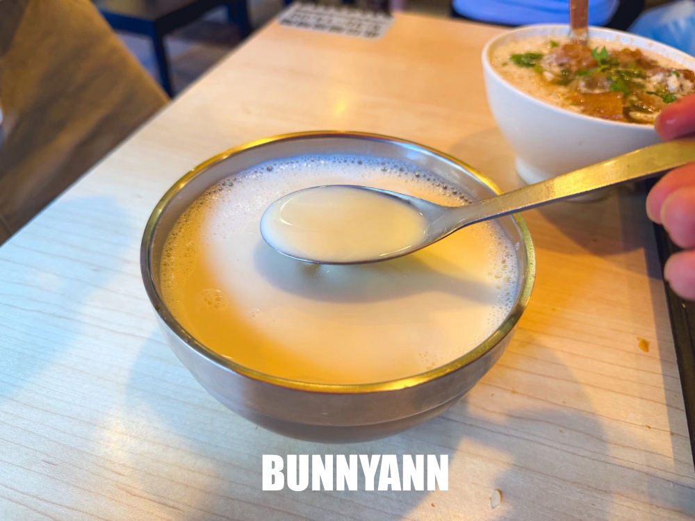 誰說這家不好，是中式早餐店家，位在二樓人多到滿出來，燒餅鹹豆漿是招牌