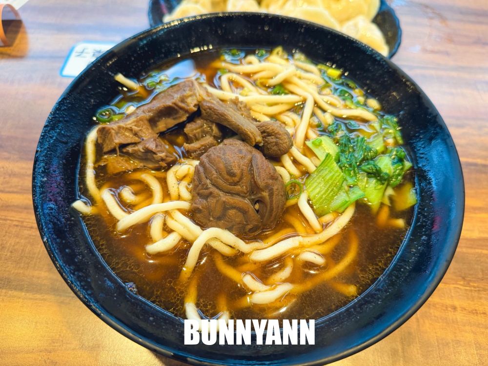 地點很好找，是牛肉麵店家，用餐就爽吃飲料跟豆花，免費加麵更是佛心