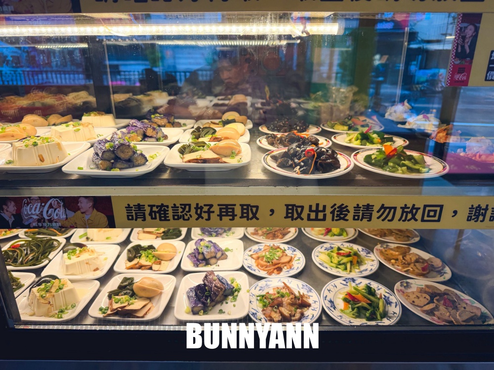 地點很好找，是牛肉麵店家，用餐就爽吃飲料跟豆花，免費加麵更是佛心