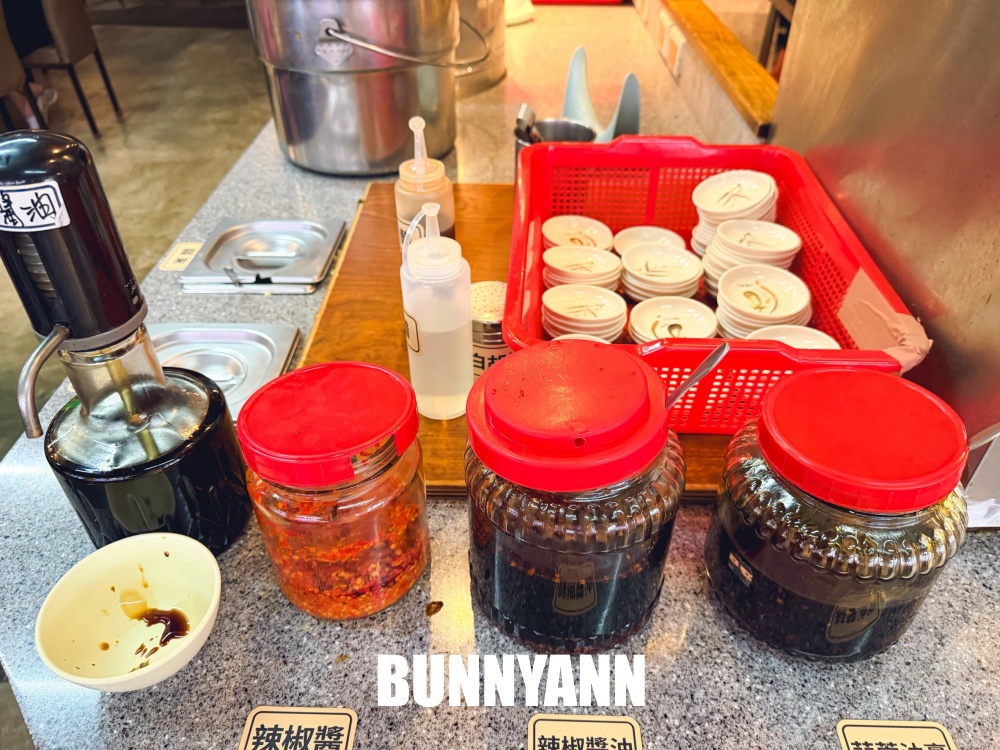 地點很好找，是牛肉麵店家，用餐就爽吃飲料跟豆花，免費加麵更是佛心