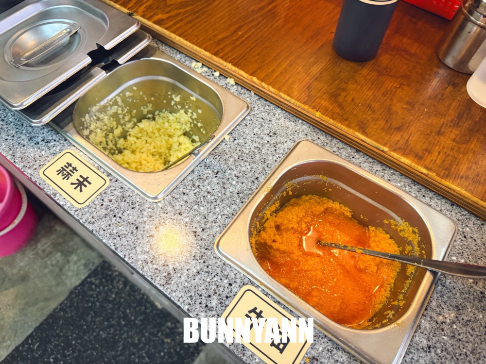 地點很好找，是牛肉麵店家，用餐就爽吃飲料跟豆花，免費加麵更是佛心