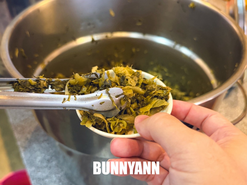 地點很好找，是牛肉麵店家，用餐就爽吃飲料跟豆花，免費加麵更是佛心