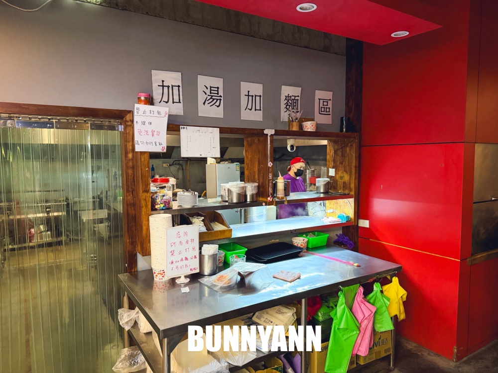 地點很好找，是牛肉麵店家，用餐就爽吃飲料跟豆花，免費加麵更是佛心