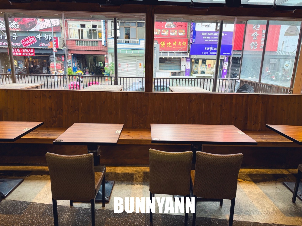 地點很好找，是牛肉麵店家，用餐就爽吃飲料跟豆花，免費加麵更是佛心