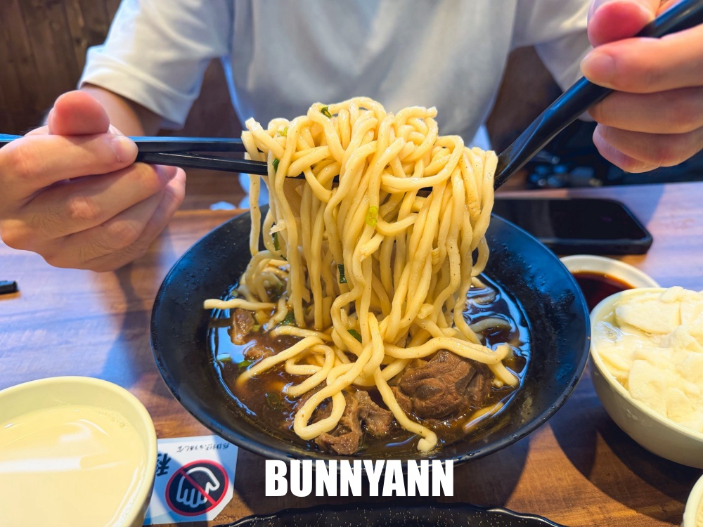 地點很好找，是牛肉麵店家，用餐就爽吃飲料跟豆花，免費加麵更是佛心