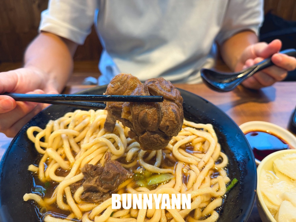 地點很好找，是牛肉麵店家，用餐就爽吃飲料跟豆花，免費加麵更是佛心