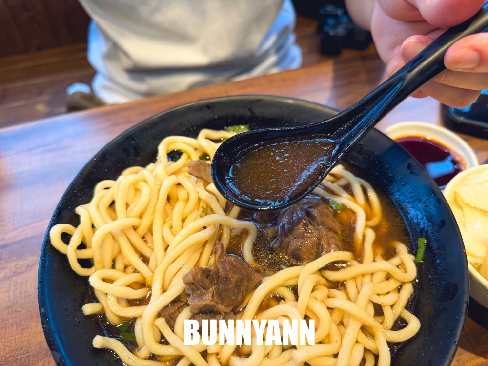地點很好找，是牛肉麵店家，用餐就爽吃飲料跟豆花，免費加麵更是佛心