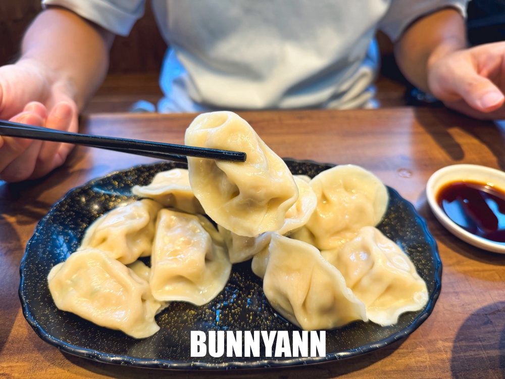 地點很好找，是牛肉麵店家，用餐就爽吃飲料跟豆花，免費加麵更是佛心