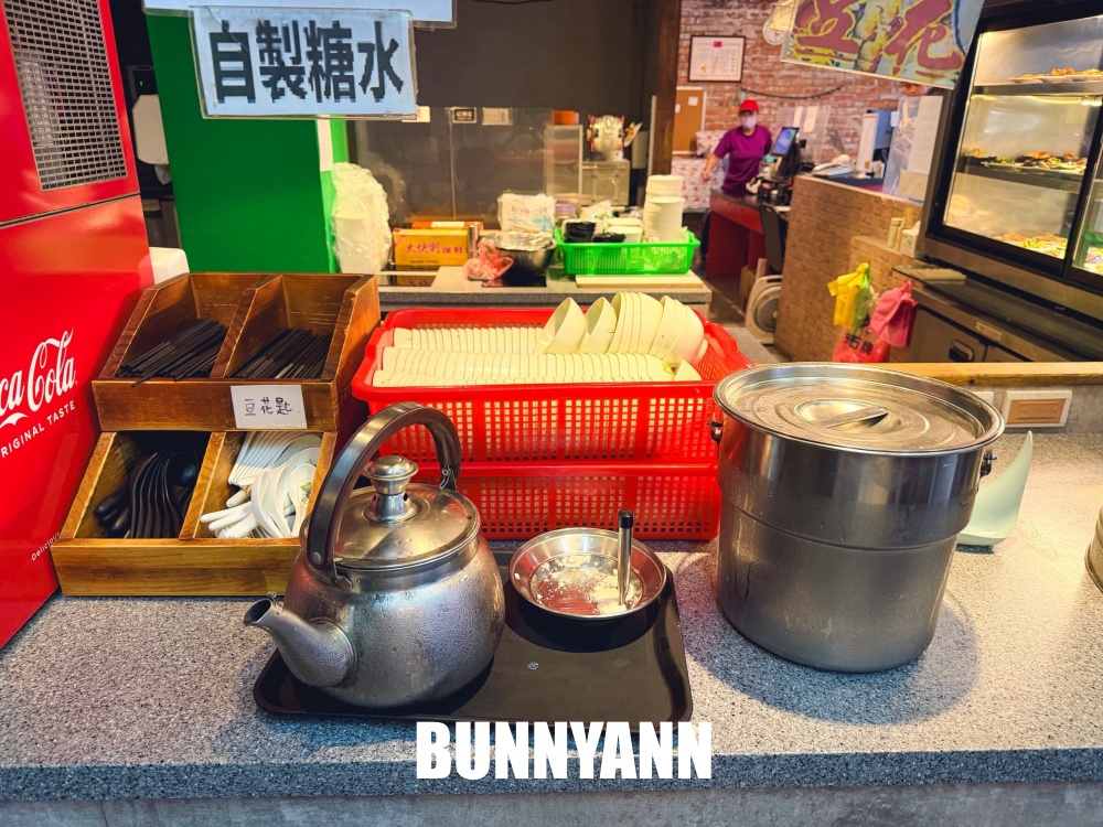 地點很好找，是牛肉麵店家，用餐就爽吃飲料跟豆花，免費加麵更是佛心