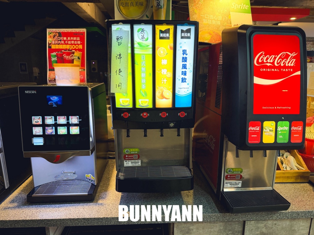 地點很好找，是牛肉麵店家，用餐就爽吃飲料跟豆花，免費加麵更是佛心