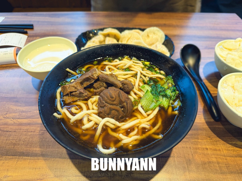 地點很好找，是牛肉麵店家，用餐就爽吃飲料跟豆花，免費加麵更是佛心