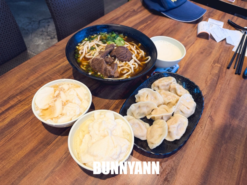 地點很好找，是牛肉麵店家，用餐就爽吃飲料跟豆花，免費加麵更是佛心
