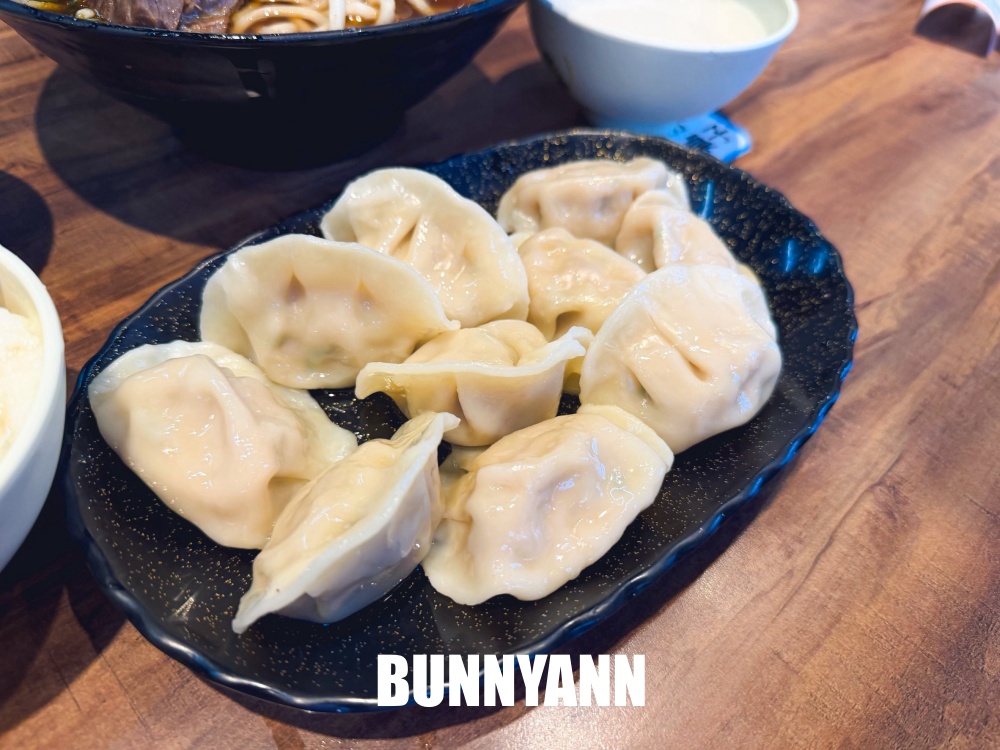地點很好找，是牛肉麵店家，用餐就爽吃飲料跟豆花，免費加麵更是佛心