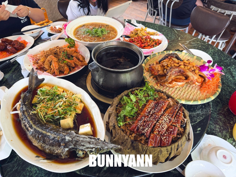 登山客才知道，是放養山雞店家，超狂小火車送餐，森林系最強鹽焗雞