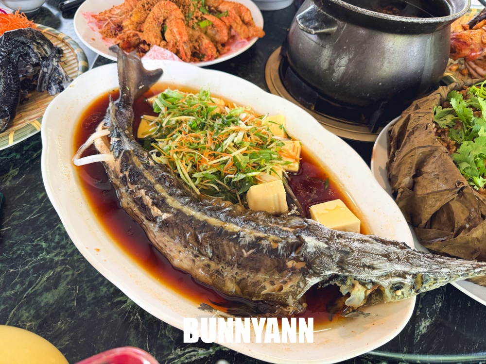 登山客才知道，是放養山雞店家，超狂小火車送餐，森林系最強鹽焗雞