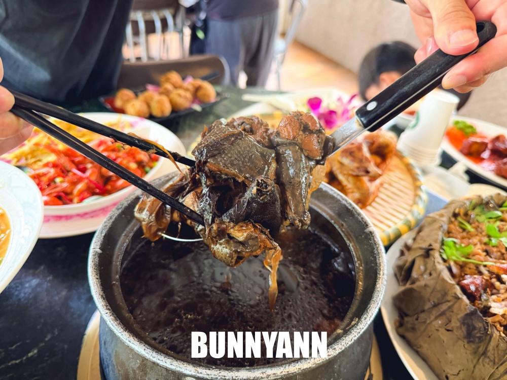 登山客才知道，是放養山雞店家，超狂小火車送餐，森林系最強鹽焗雞