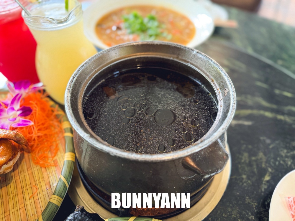 登山客才知道，是放養山雞店家，超狂小火車送餐，森林系最強鹽焗雞